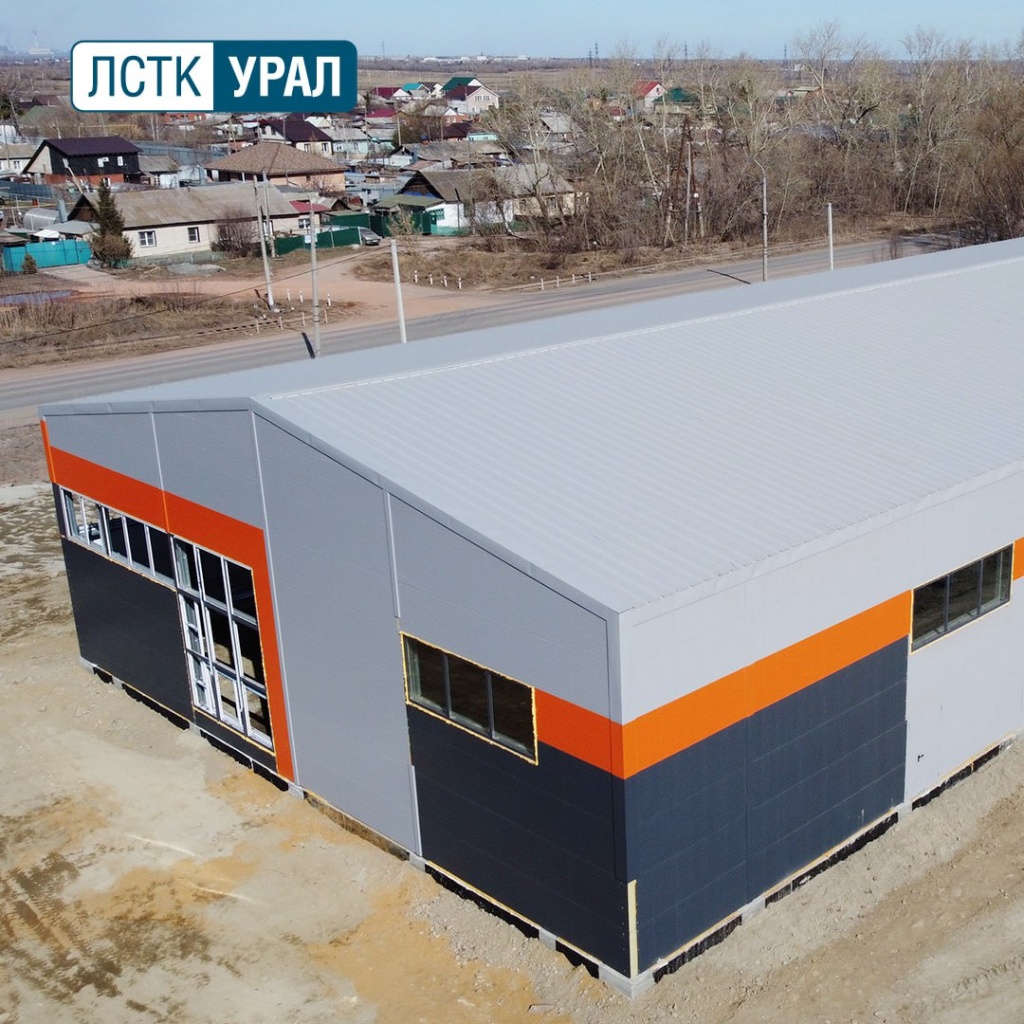 Размеры здания 21 х 63 м, высота 6 м. Площадь 1323 кв.мМеталлический каркас объекта состоит из оцинкованных профилей ЛСТК Z-, C-, ∑-, U- сечений высотой от 100 до 200 мм и толщиной от 1.1 до 3 мм. согласно расчету.